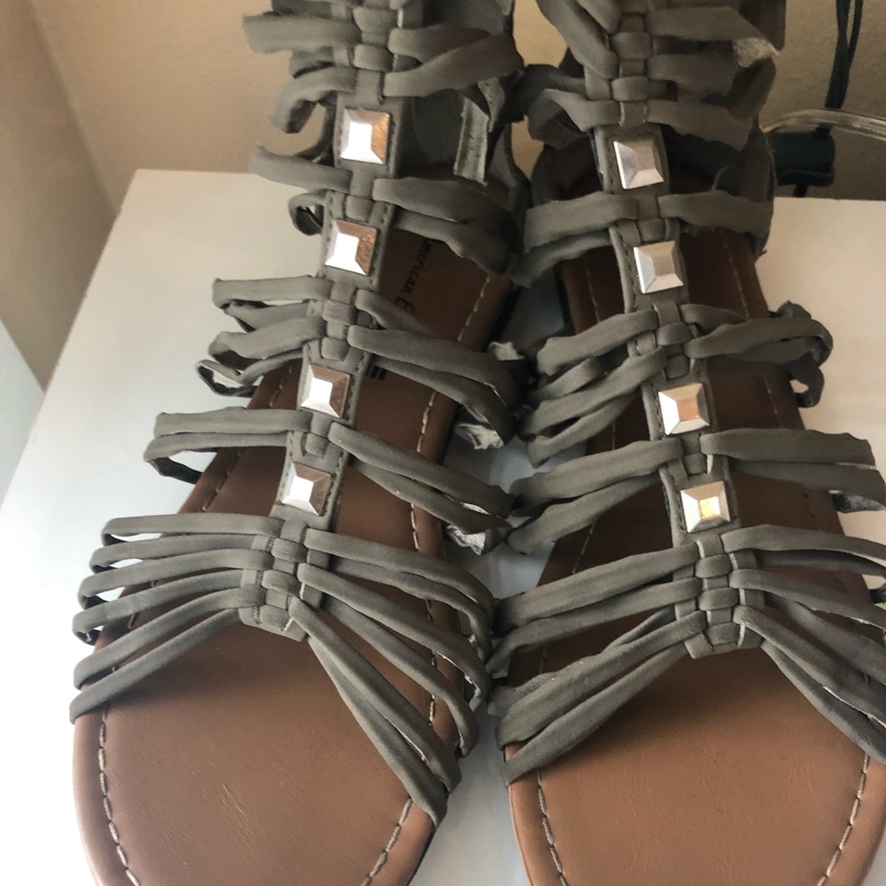 Straps sandals